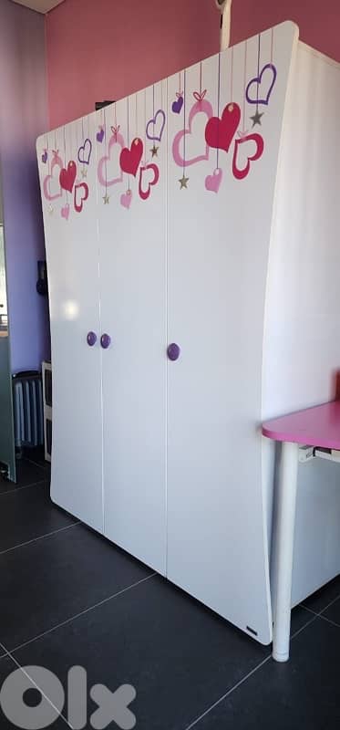 full bad room,just all the wood without mattress