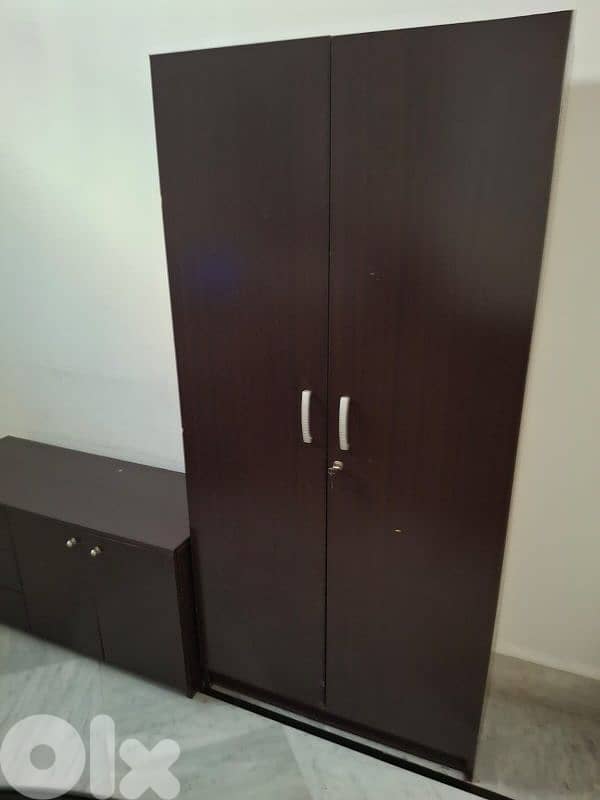 Large Executive Office Desk – Dark Wood Finish – Excellent Condition 0