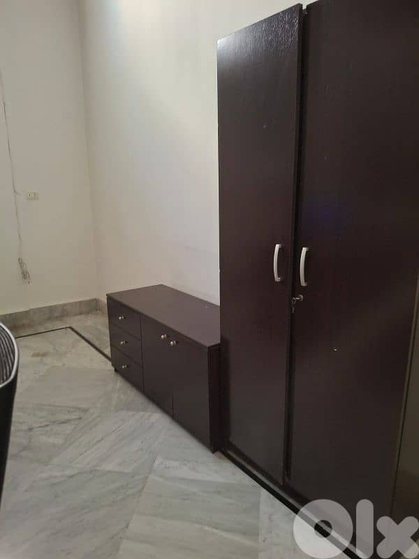 Large Executive Office Desk – Dark Wood Finish – Excellent Condition 1