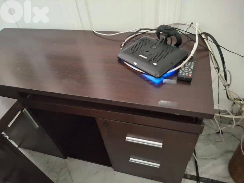 Large Executive Office Desk – Dark Wood Finish – Excellent Condition 1