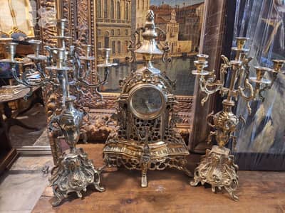 ساعة مع شمعدان عدد٢ نحاس مميز انتيك رائع جدا