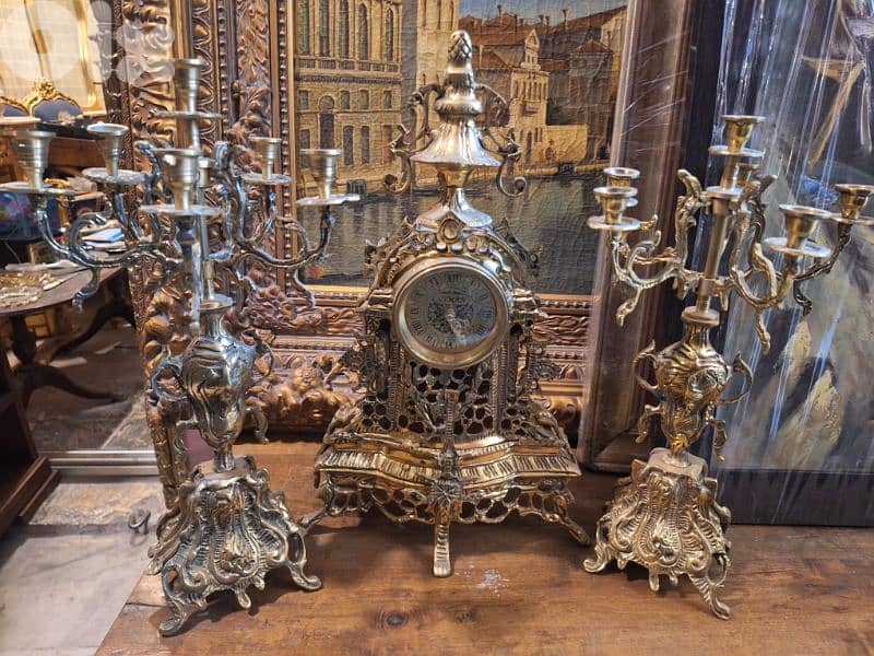 ساعة مع شمعدان عدد٢ نحاس مميز انتيك رائع جدا 0