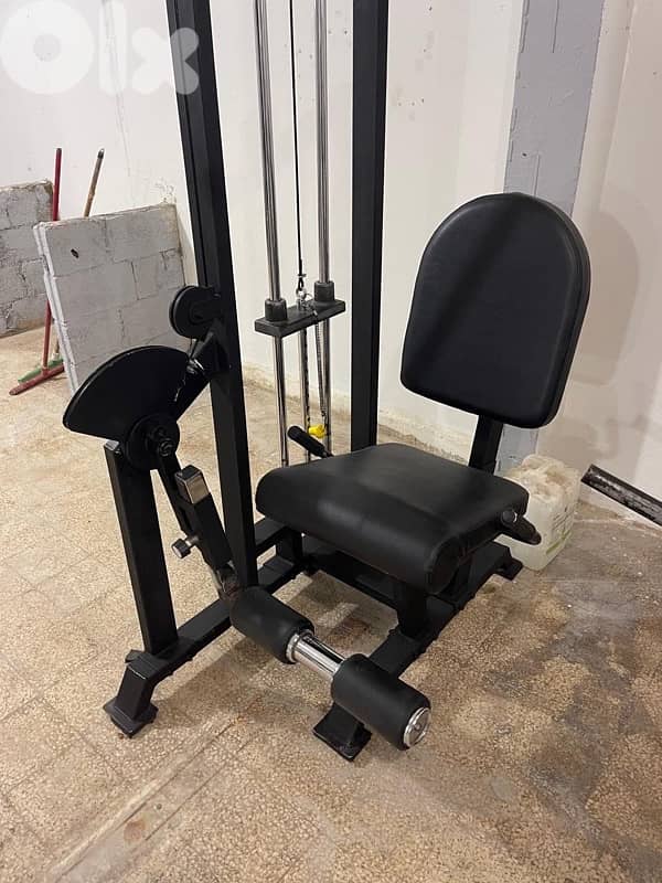 Leg extension machine like new 1