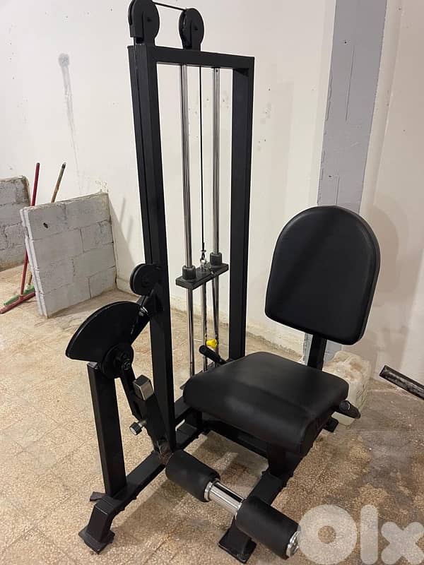 Leg extension machine like new 2