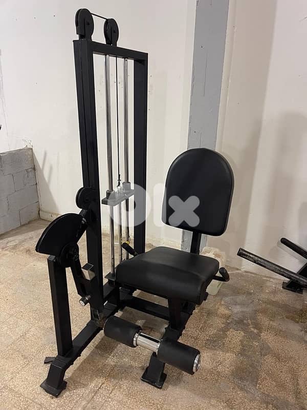 Leg extension machine like new 3