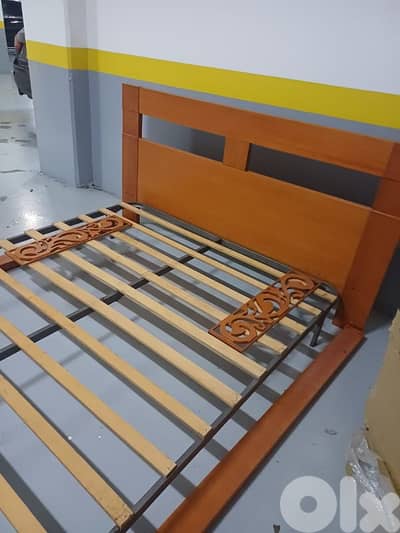 تخت مجوز مع كمود وشفنيرة مع مرايا شبه جديد