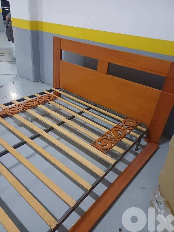 تخت مجوز مع كمود وشفنيرة مع مرايا شبه جديد 0