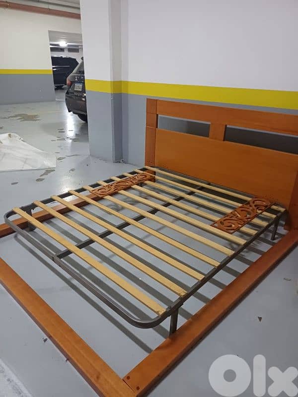 تخت مجوز مع كمود وشفنيرة مع مرايا شبه جديد 1