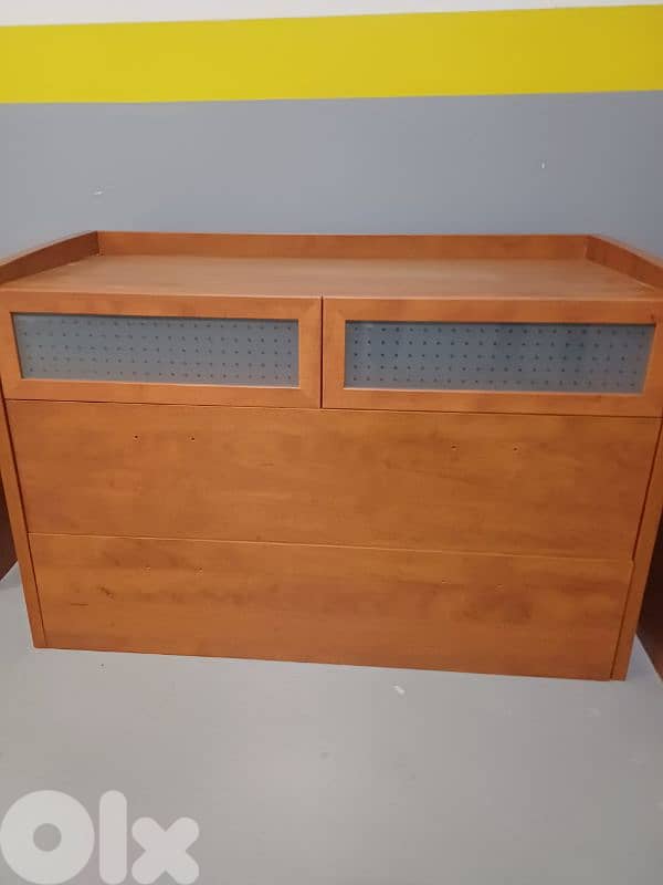 تخت مجوز مع كمود وشفنيرة مع مرايا شبه جديد 2