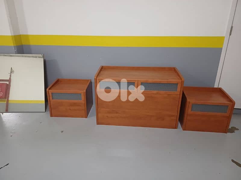 تخت مجوز مع كمود وشفنيرة مع مرايا شبه جديد 3