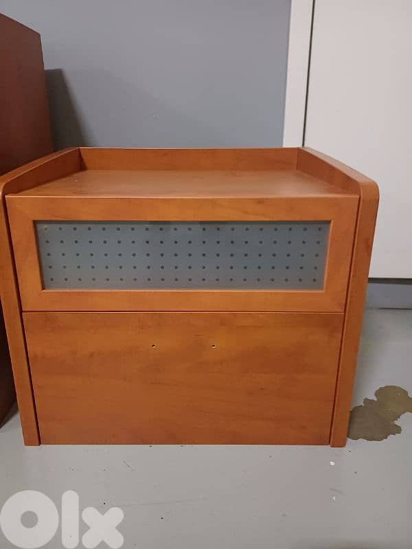 تخت مجوز مع كمود وشفنيرة مع مرايا شبه جديد 4