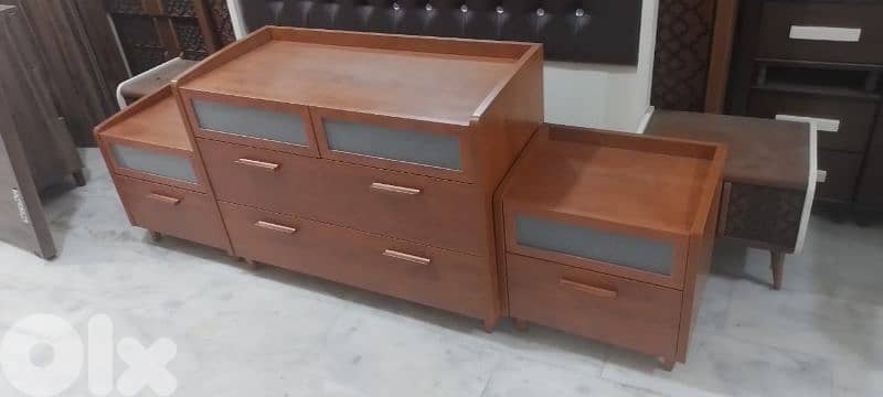 تخت مجوز مع كمود وشفنيرة مع مرايا شبه جديد 5