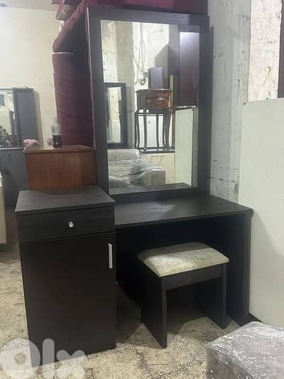 شفنيرة مع مرايا مع كرسي شغل بيوتي هوم كتير مرتبة