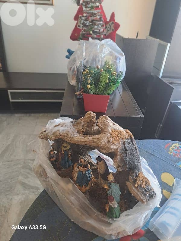 شجرة ميلاد عدد ٢  مع زينة كاملة ومرتبة شبه جداد 14