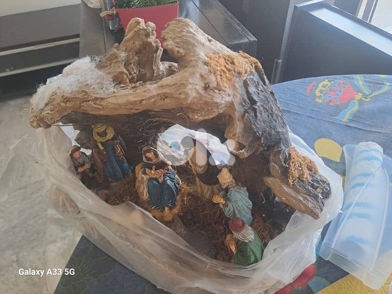 شجرة ميلاد عدد ٢  مع زينة كاملة ومرتبة شبه جداد 17