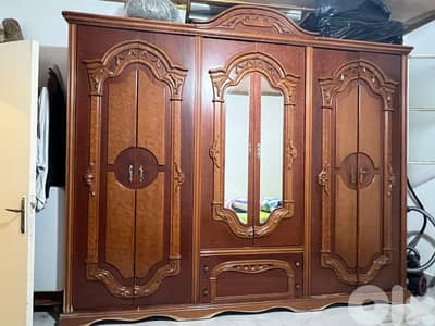 خزانة ستة درف مستعملة لكن بحالة جيدة