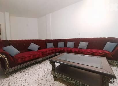 صالون خمري مرتب + زاوية، كنباية، طاولة، برادي + شغل توصا مرتب