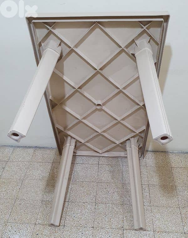 Table  Kamaplast  beige  used  like  new 125 x7   30$  beirut 03723895 8