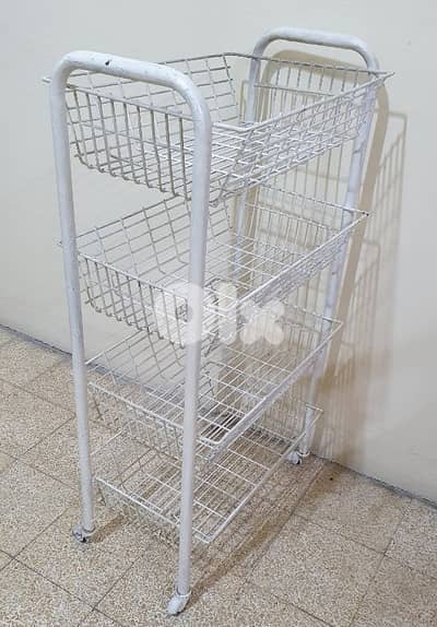 سلة  خضار  مستعمل حديد نضيف   ١٥$  موجود  بيروت  ٠٣٧٢٣٨٩٥