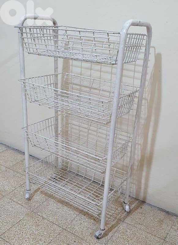 سلة  خضار  مستعمل حديد نضيف   ١٣ دولار  موجود  بيروت  ٠٣٧٢٣٨٩٥ 1