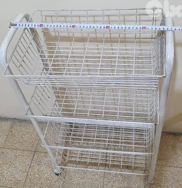 سلة  خضار  مستعمل حديد نضيف   ١٣ دولار  موجود  بيروت  ٠٣٧٢٣٨٩٥ 4