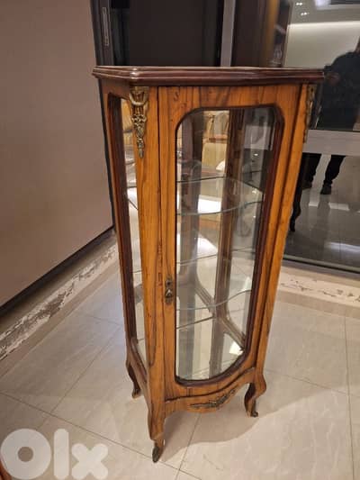 فيترين ناعمة خشب جوز انتيك مميزة