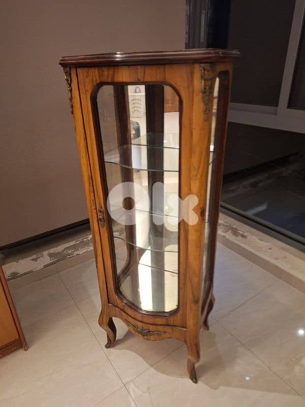 فيترين ناعمة خشب جوز انتيك مميزة 2