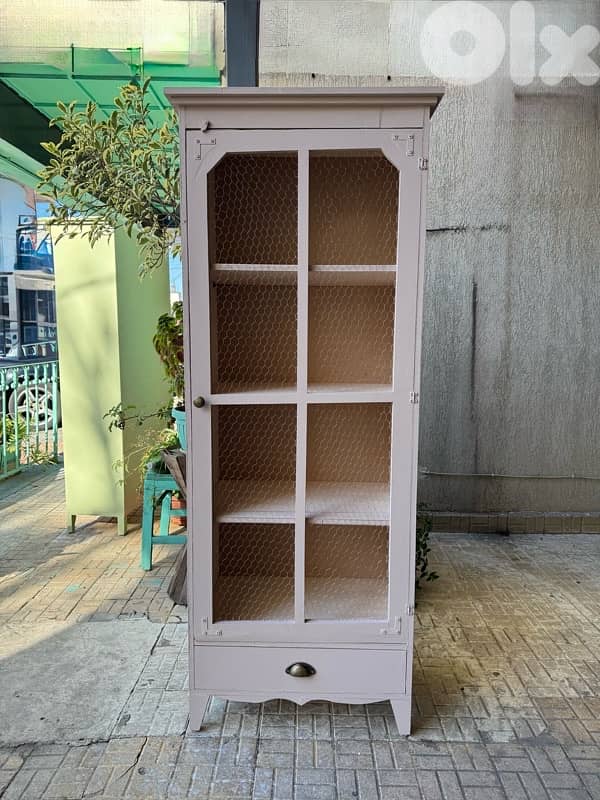 handcrafted vitrine 0