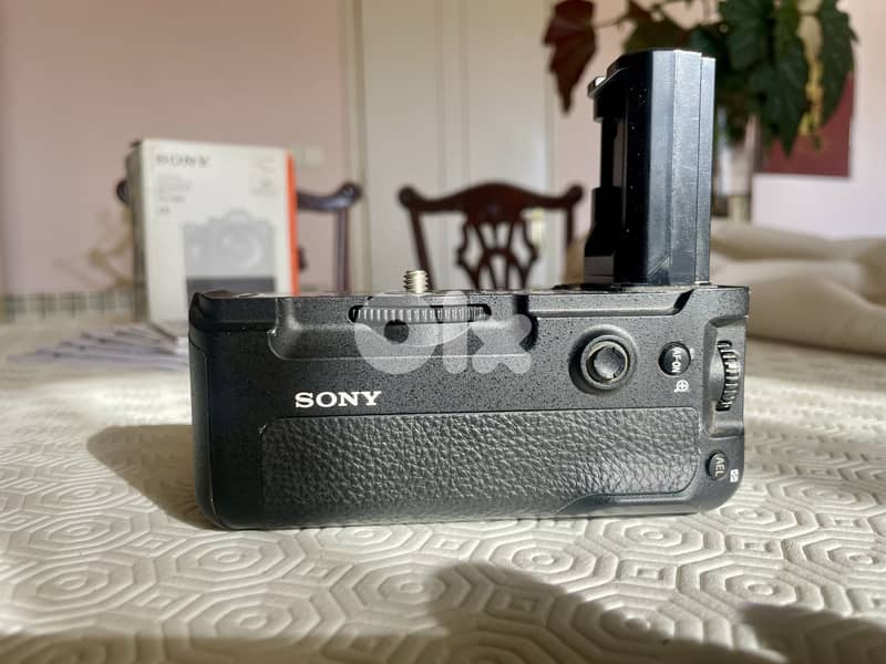 SONY VERTICAL GRIP for Alpha a9, a7 III, and a7R III mirrorless camera 0