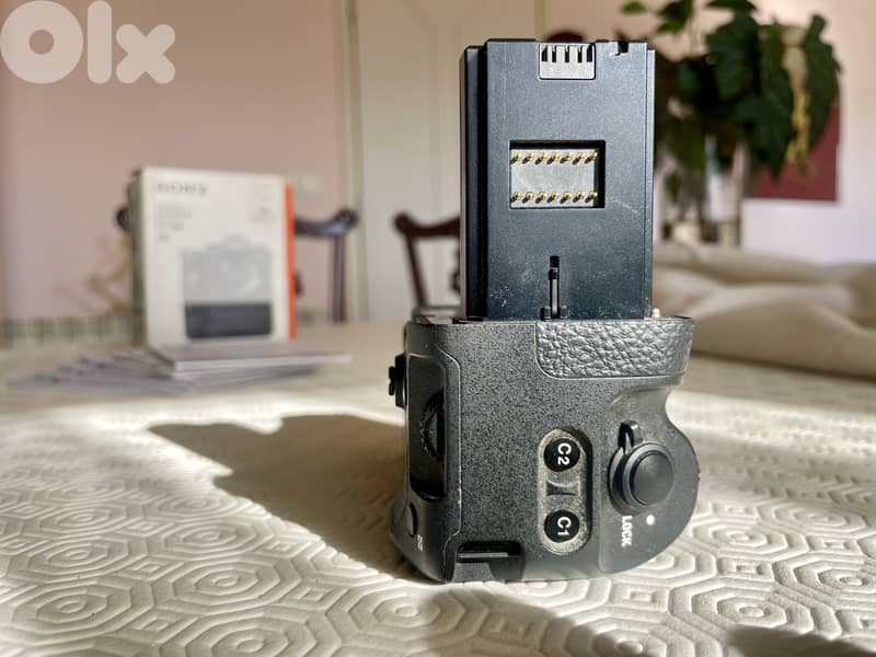 SONY VERTICAL GRIP for Alpha a9, a7 III, and a7R III mirrorless camera 1