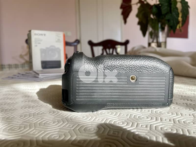 SONY VERTICAL GRIP for Alpha a9, a7 III, and a7R III mirrorless camera 2