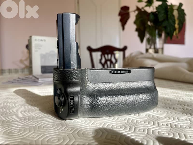 SONY VERTICAL GRIP for Alpha a9, a7 III, and a7R III mirrorless camera 3