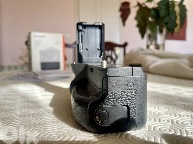 SONY VERTICAL GRIP for Alpha a9, a7 III, and a7R III mirrorless camera 4