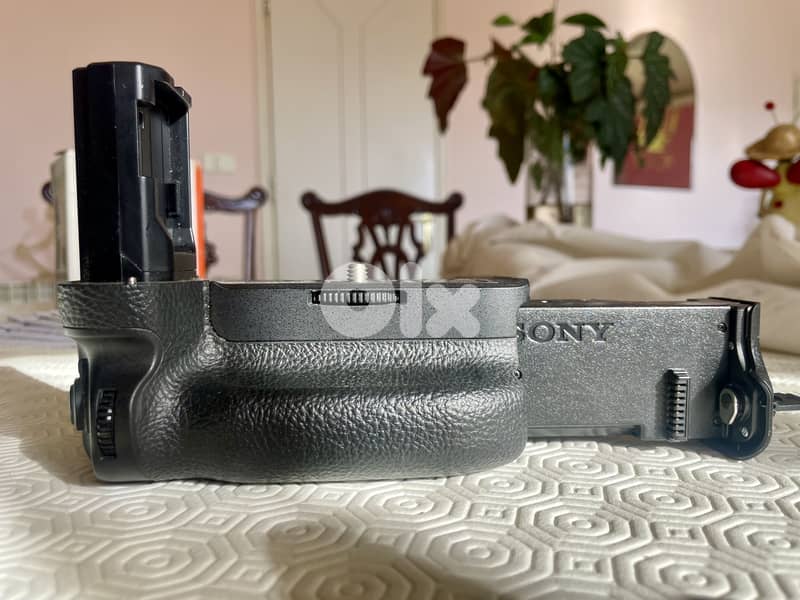 SONY VERTICAL GRIP for Alpha a9, a7 III, and a7R III mirrorless camera 5