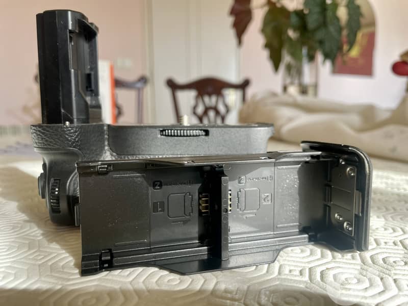 SONY VERTICAL GRIP for Alpha a9, a7 III, and a7R III mirrorless camera 6
