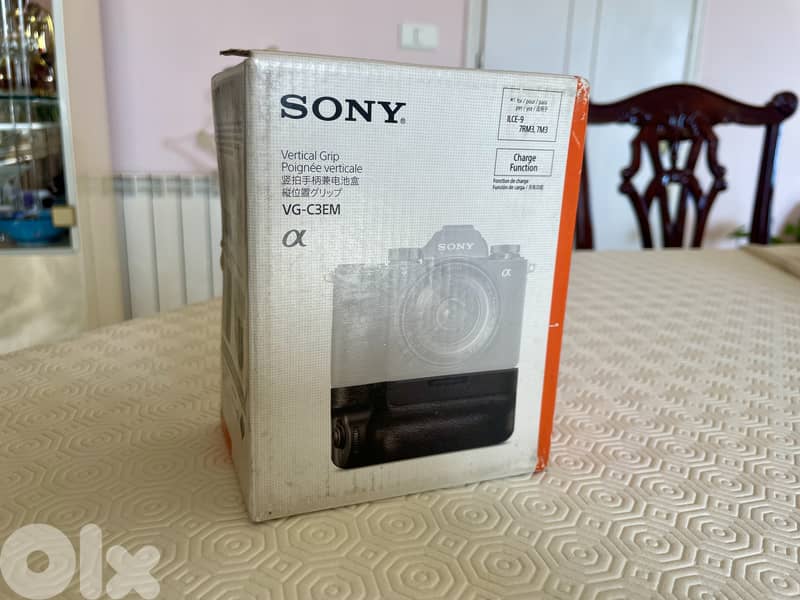 SONY VERTICAL GRIP for Alpha a9, a7 III, and a7R III mirrorless camera 7