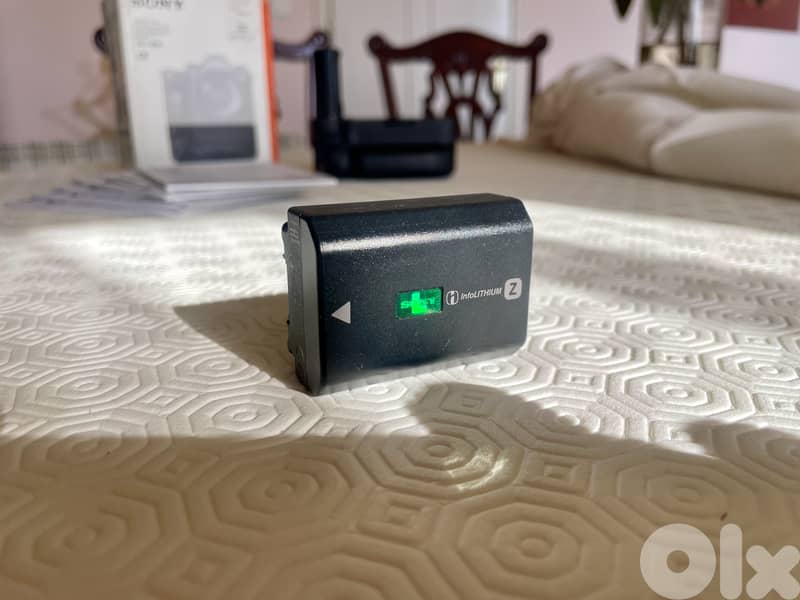 SONY VERTICAL GRIP for Alpha a9, a7 III, and a7R III mirrorless camera 10