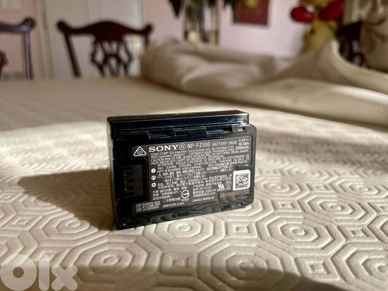 SONY VERTICAL GRIP for Alpha a9, a7 III, and a7R III mirrorless camera 11