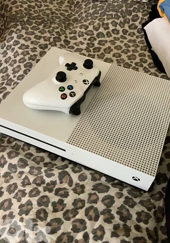 xbox one S with 7 games barley used 1