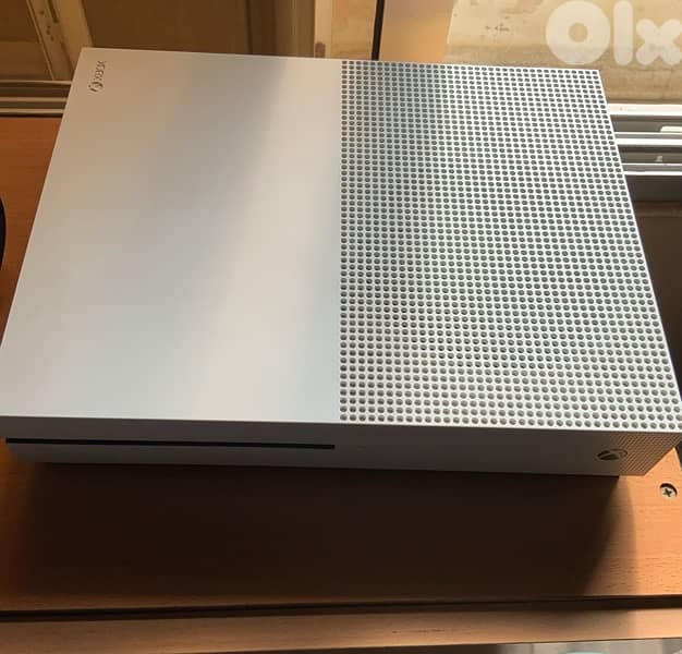 xbox one S with 7 games barley used 4