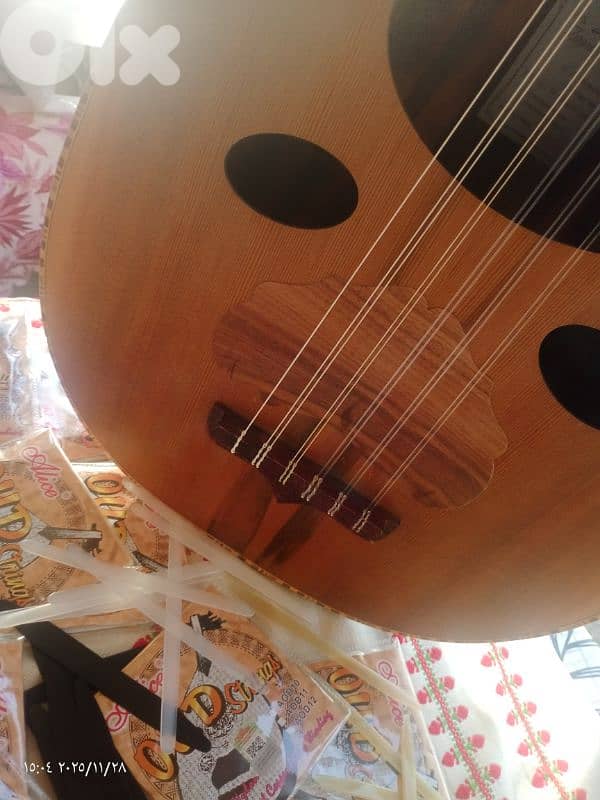 عود زرياب جديد جوز. ارز  جميل جدا مع حقيبة وريش 2