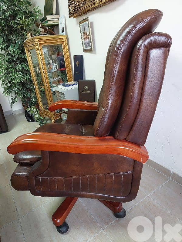 طاولة مكتب مع كرسي جلد - Office Table with Leather Chair 12