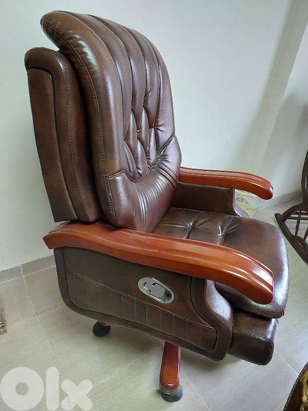 طاولة مكتب مع كرسي جلد - Office Table with Leather Chair 17