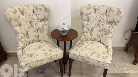 كرستين مع طاولة صغيرة