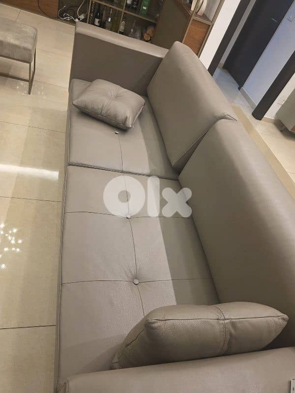 Full salon and dinning room 8