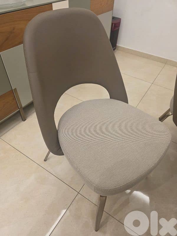 Full salon and dinning room 9