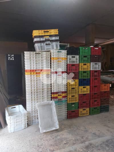 صندوق بلاستيك عدد 100 .