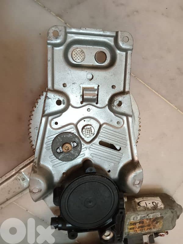 مكنة زجاج مع موتور /بروجكتورات 1