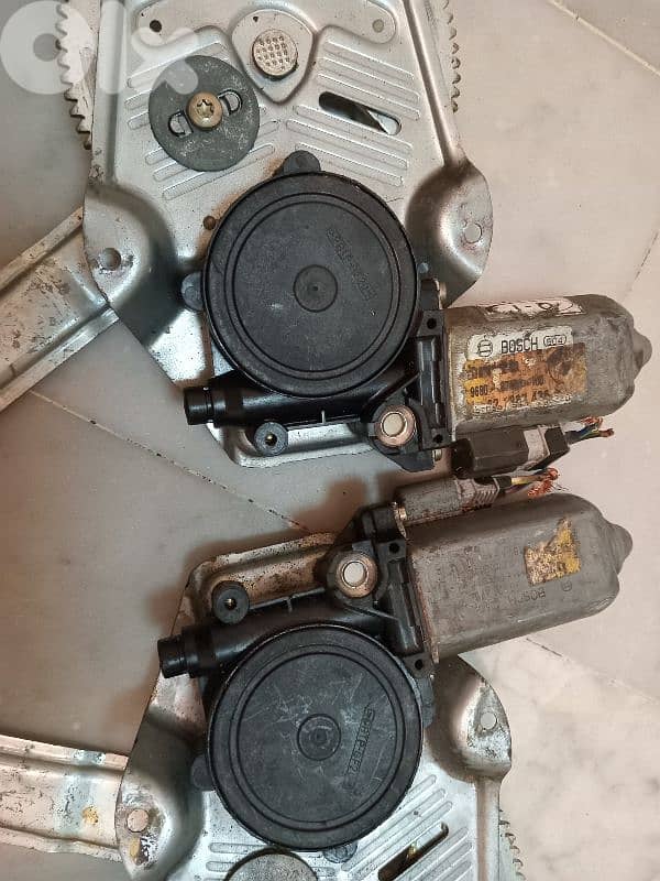 مكنة زجاج مع موتور /بروجكتورات 3