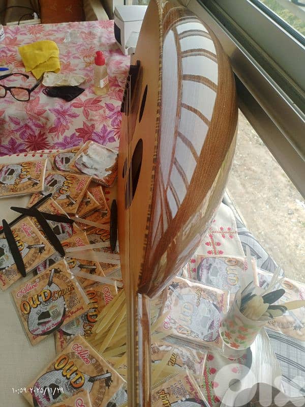 عود جديد مع حقيبة وريش بسعر 110$ فقط انتهز الفرصة 4